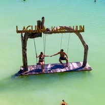 Columpio flotante en Laguna Kaan Luum